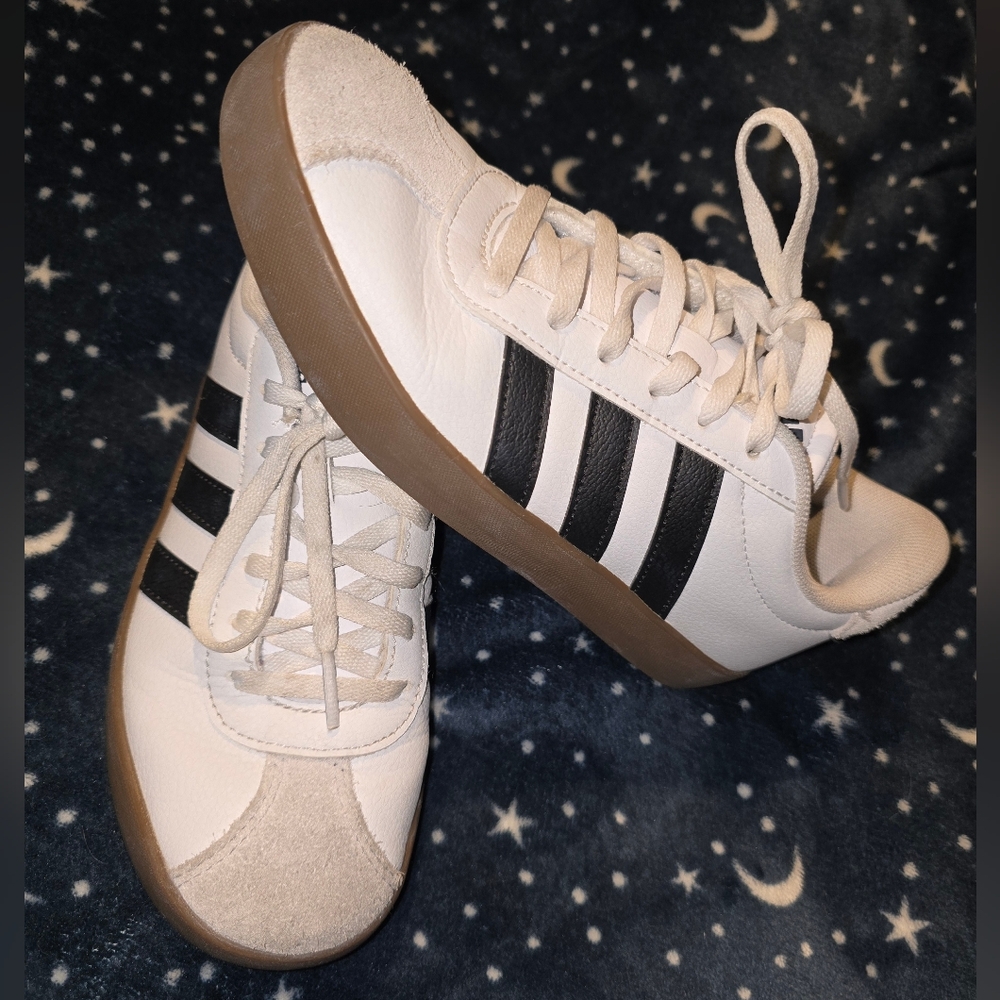 Kids Adidas VL Court 3.0 sneakers gum sole Size 3 Cloud White EUC